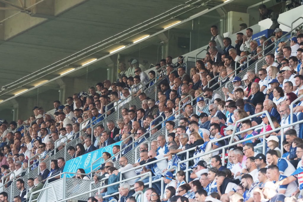 Afición del CD Tenerife durante un partido disputado en el Heliodoro Rodríguez López. Foto de Sergio Méndez