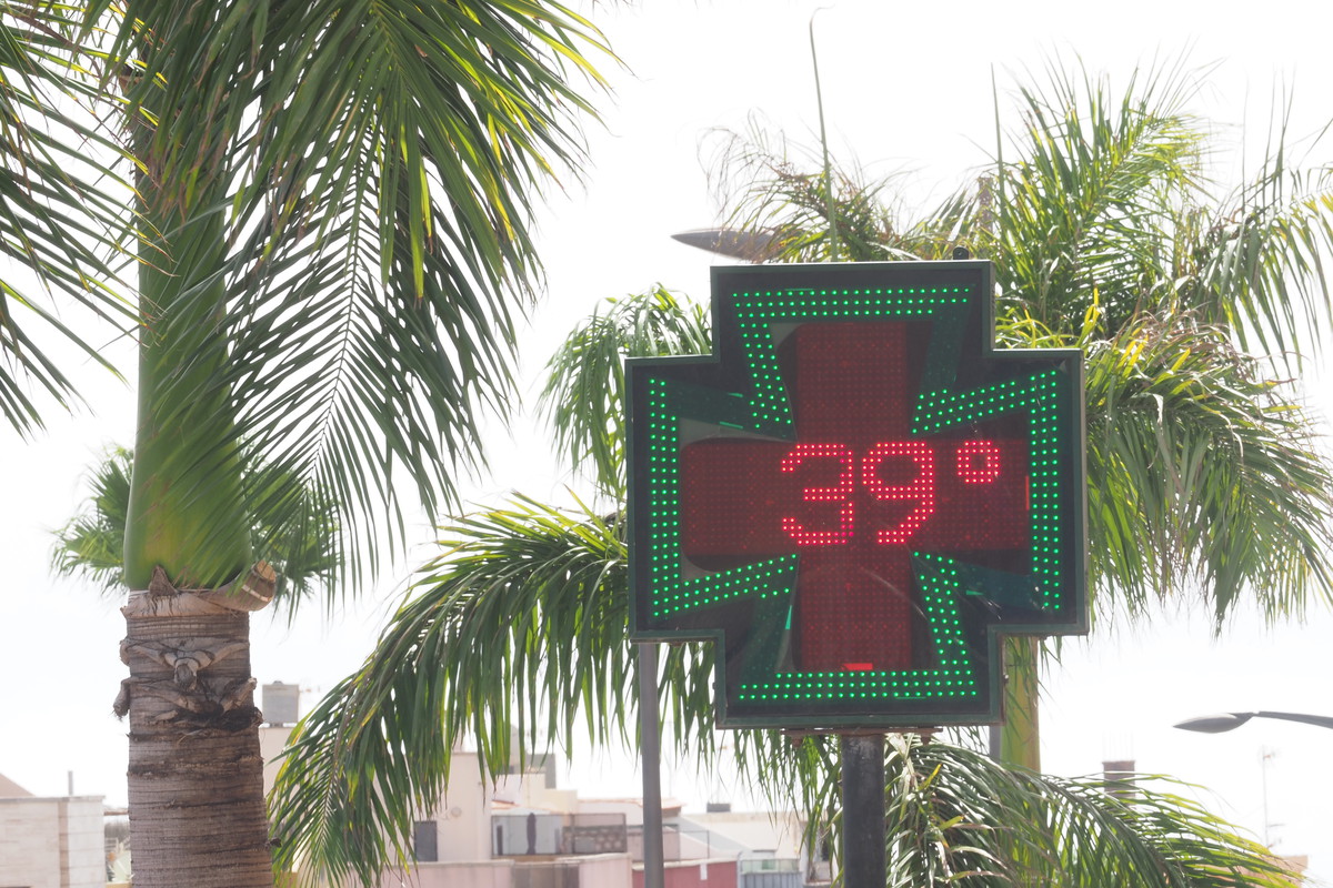 Un termómetro luminoso marca 39 grados durante un episodio de calor en Canarias