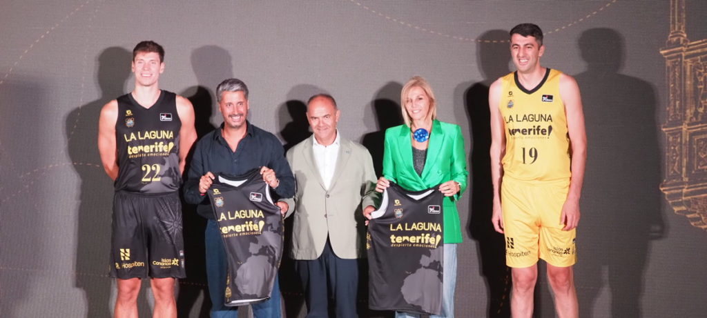 La plaza del antiguo Convento de Santo Domingo fue el lugar de presentación de las equipaciones.