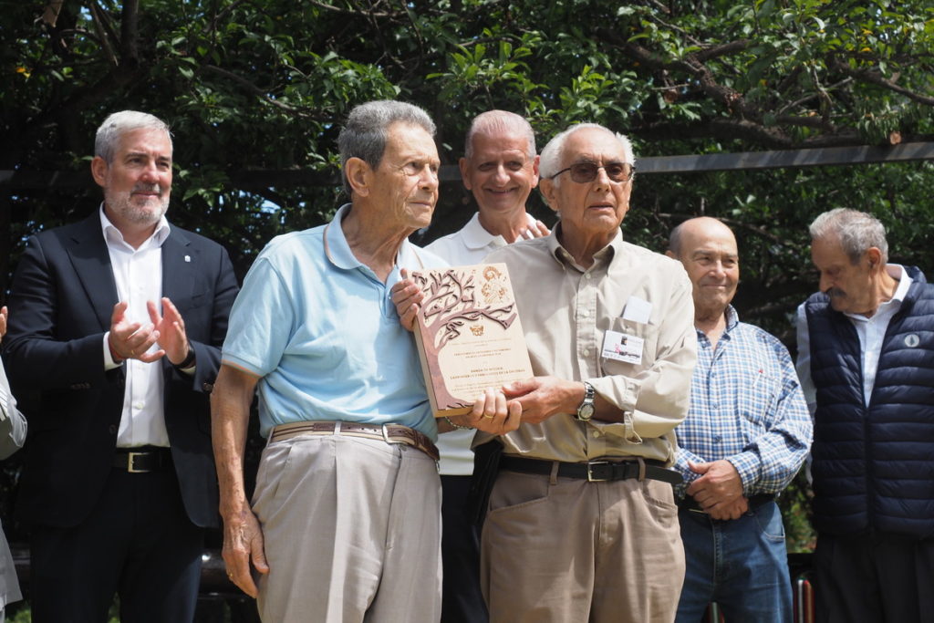 El presidente del Gobierno de Canarias, la presidenta del Cabildo y el alcalde de La Orotava presidieron la apertura de la XLIFeria de Artesanía de Pinolere, que está dedicada a la madera y que reúne a unos 200 artesanos de varias islas. Sergio Méndez