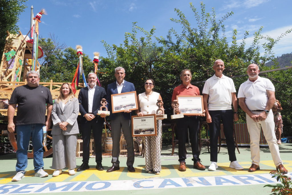 El presidente del Gobierno de Canarias, la presidenta del Cabildo y el alcalde de La Orotava presidieron la apertura de la XLIFeria de Artesanía de Pinolere, que está dedicada a la madera y que reúne a unos 200 artesanos de varias islas. Sergio Méndez