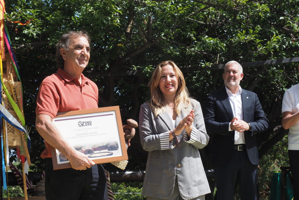 El presidente del Gobierno de Canarias, la presidenta del Cabildo y el alcalde de La Orotava presidieron la apertura de la XLIFeria de Artesanía de Pinolere, que está dedicada a la madera y que reúne a unos 200 artesanos de varias islas. Sergio Méndez