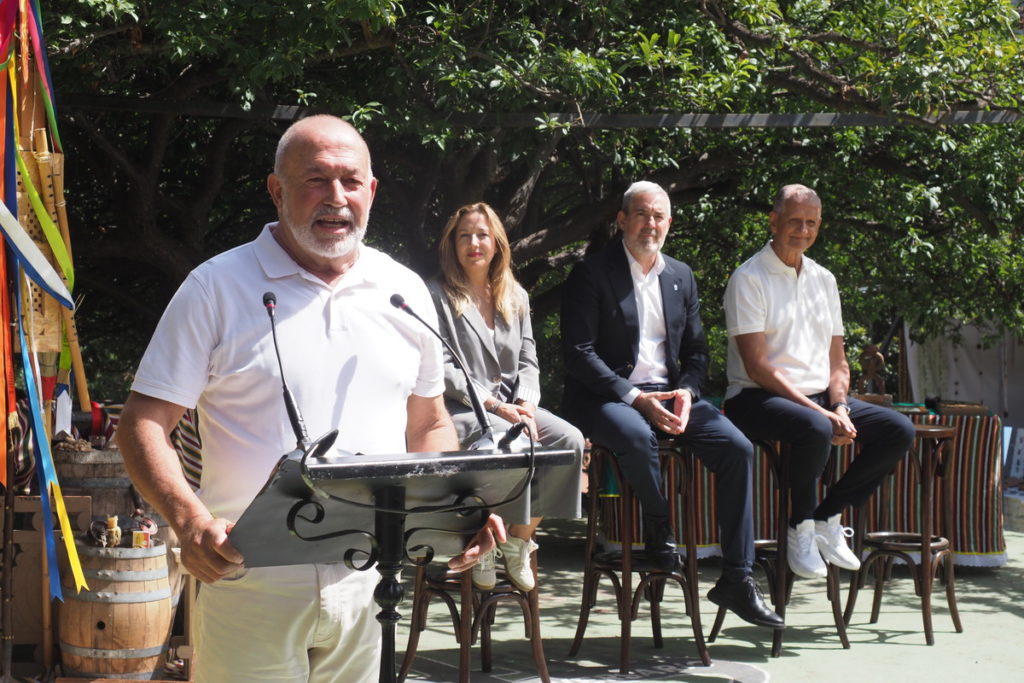 El presidente del Gobierno de Canarias, la presidenta del Cabildo y el alcalde de La Orotava presidieron la apertura de la XLIFeria de Artesanía de Pinolere, que está dedicada a la madera y que reúne a unos 200 artesanos de varias islas. Sergio Méndez