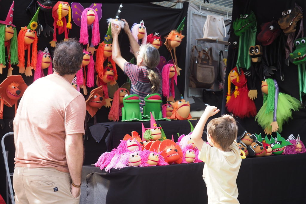 El presidente del Gobierno de Canarias, la presidenta del Cabildo y el alcalde de La Orotava presidieron la apertura de la XLIFeria de Artesanía de Pinolere, que está dedicada a la madera y que reúne a unos 200 artesanos de varias islas. Sergio Méndez