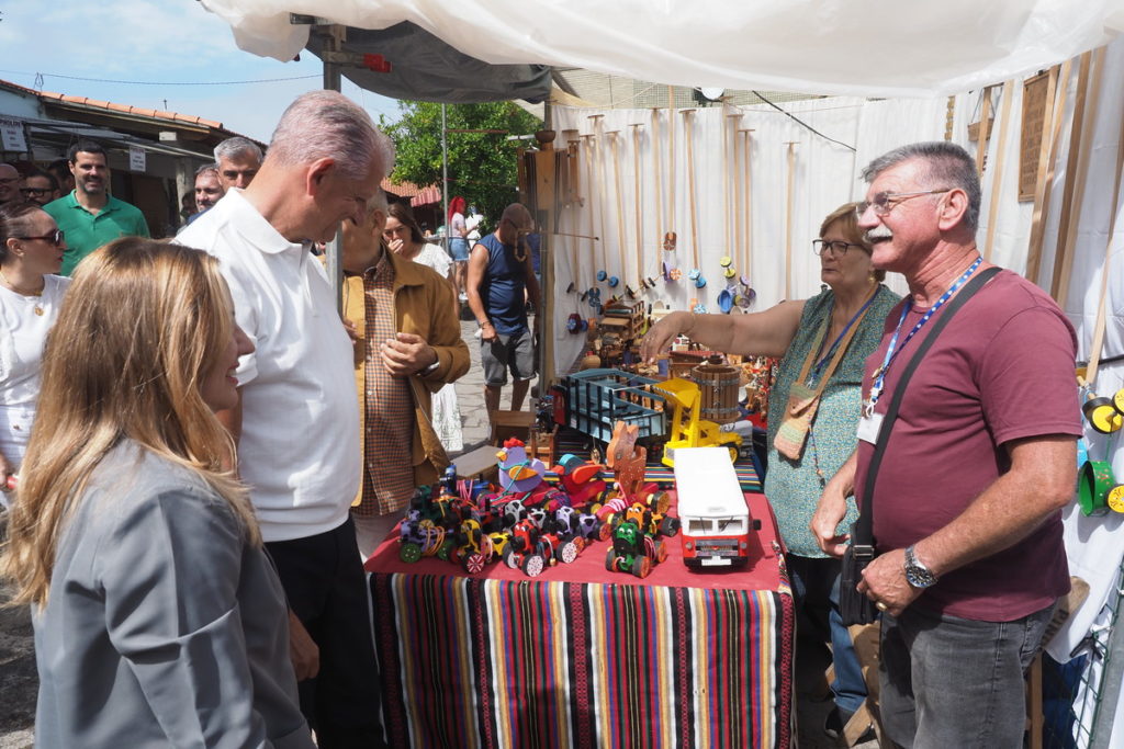 El presidente del Gobierno de Canarias, la presidenta del Cabildo y el alcalde de La Orotava presidieron la apertura de la XLIFeria de Artesanía de Pinolere, que está dedicada a la madera y que reúne a unos 200 artesanos de varias islas. Sergio Méndez