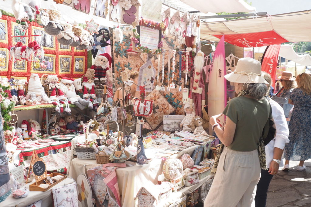 El presidente del Gobierno de Canarias, la presidenta del Cabildo y el alcalde de La Orotava presidieron la apertura de la XLIFeria de Artesanía de Pinolere, que está dedicada a la madera y que reúne a unos 200 artesanos de varias islas. Sergio Méndez