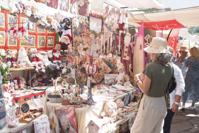 El presidente del Gobierno de Canarias, la presidenta del Cabildo y el alcalde de La Orotava presidieron la apertura de la XLIFeria de Artesanía de Pinolere, que está dedicada a la madera y que reúne a unos 200 artesanos de varias islas. Sergio Méndez