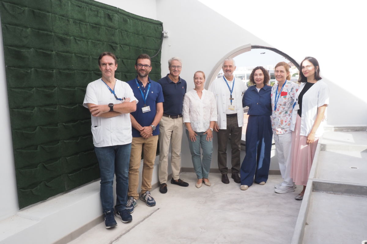 Elsa Punset visita las obras del futuro jardín terapéutico pediátrico de La Candelaria