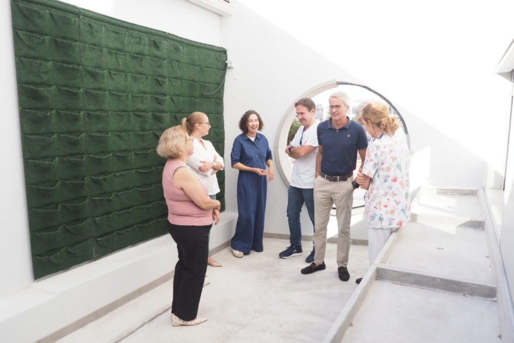 Elsa Punset visita las obras del futuro jardín terapéutico pediátrico de La Candelaria