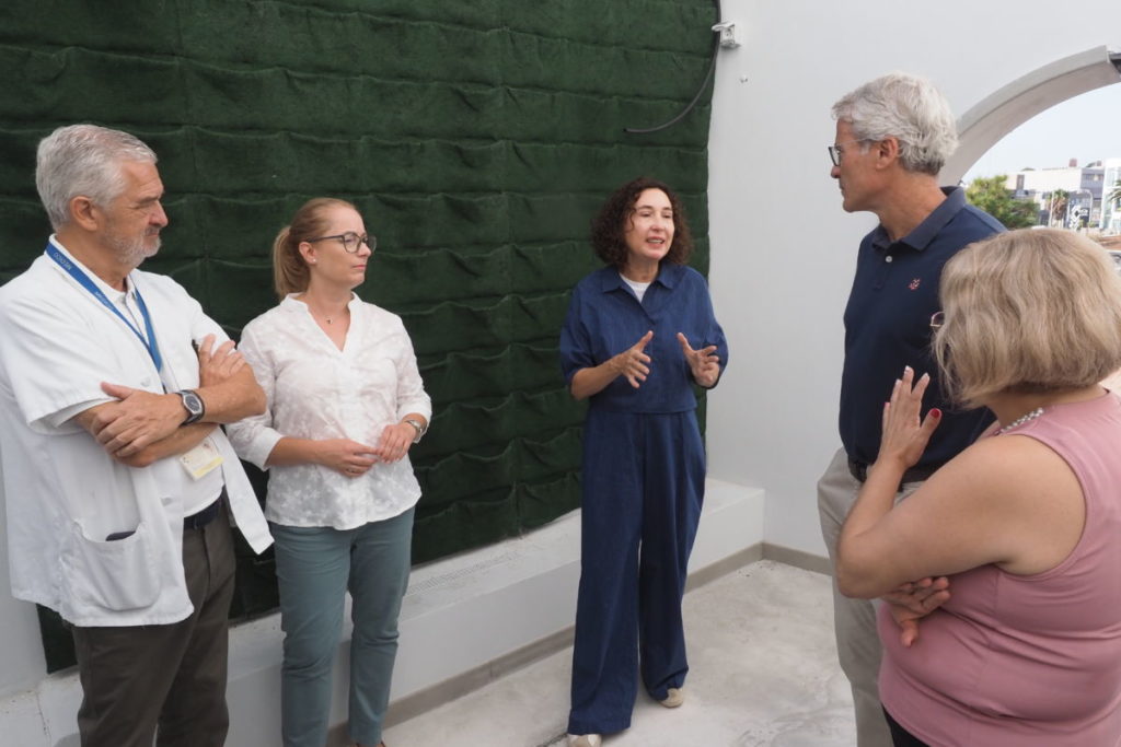 Elsa Punset visita las obras del futuro jardín terapéutico pediátrico de La Candelaria