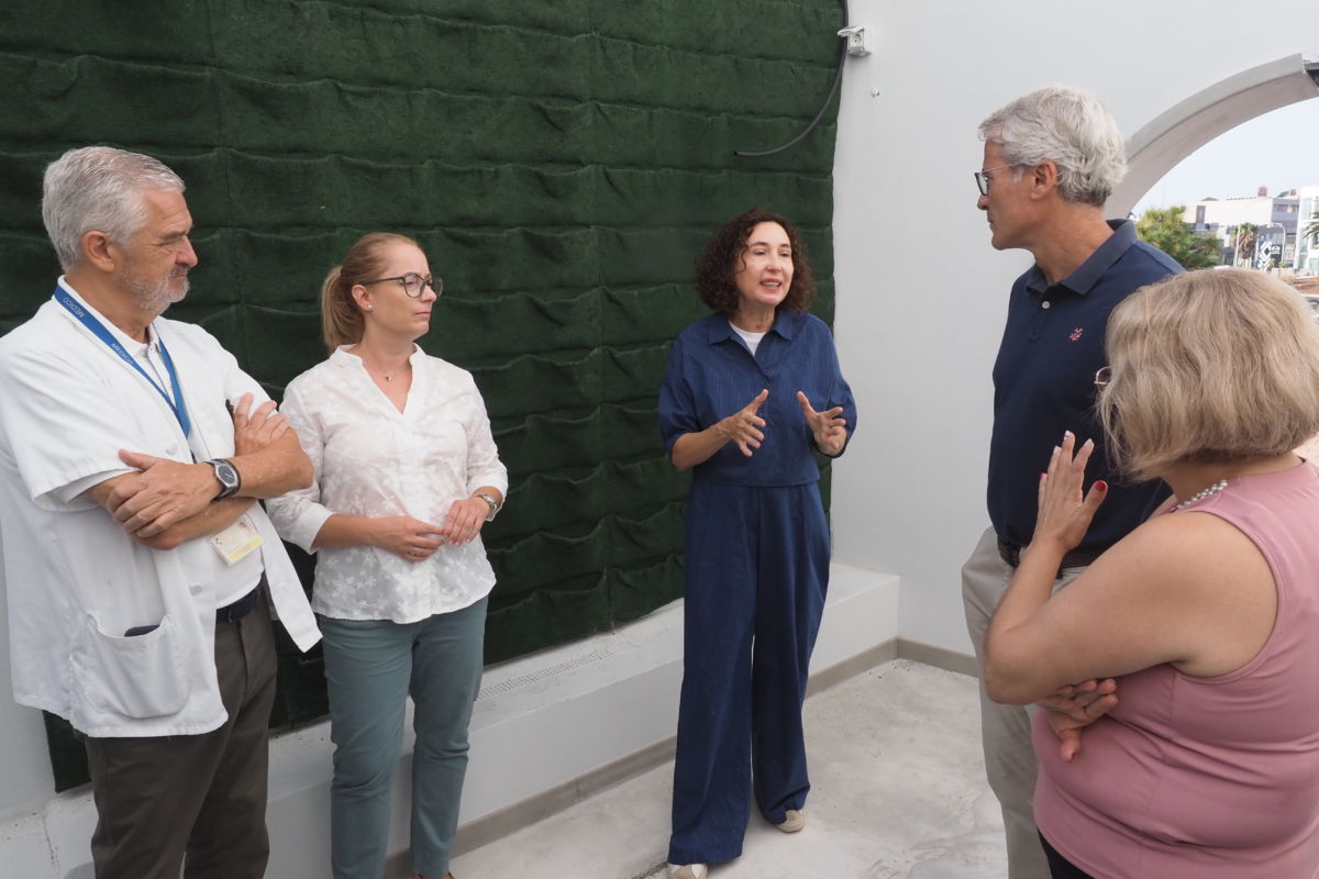 Elsa Punset visita las obras del futuro jardín terapéutico pediátrico de La Candelaria