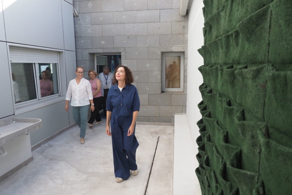 Elsa Punset visita las obras del futuro jardín terapéutico pediátrico de La Candelaria