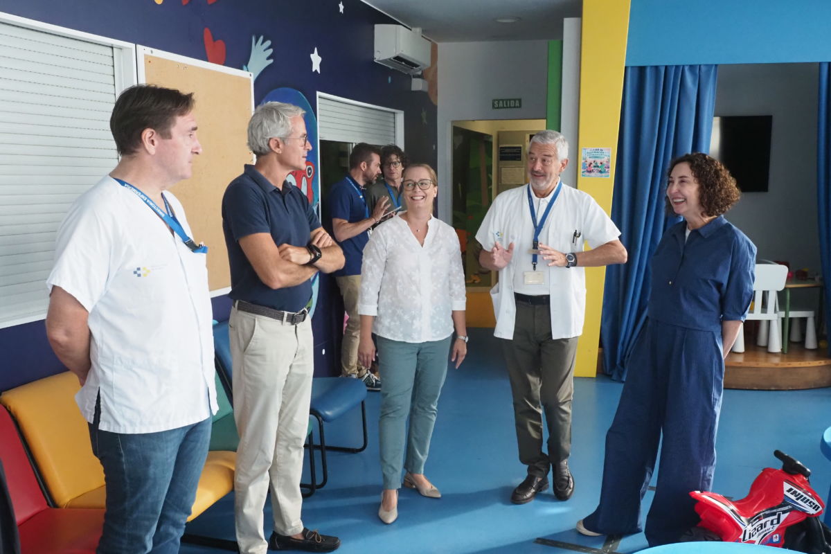 Elsa Punset visita las obras del futuro jardín terapéutico pediátrico de La Candelaria