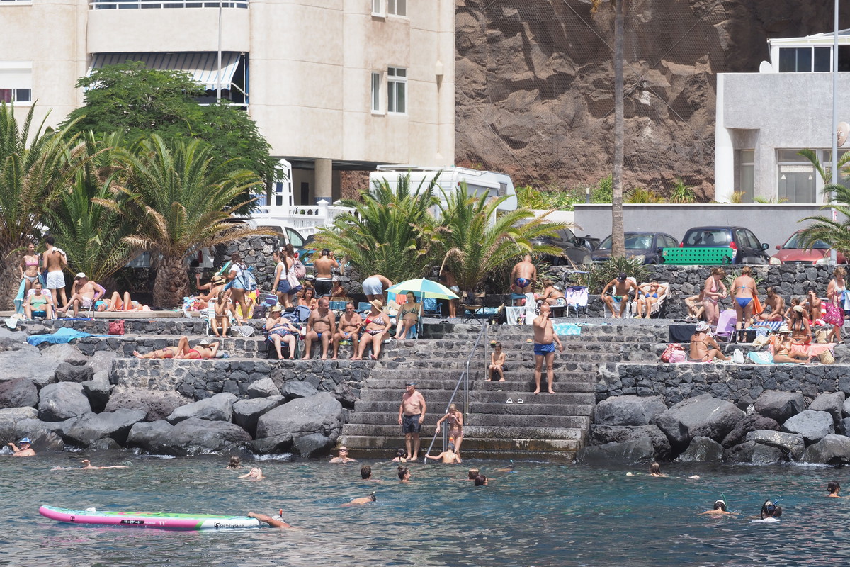 Bañistas disfrutando ayer de un día soleado en una zona costera de Tenerife. | Sergio Méndez