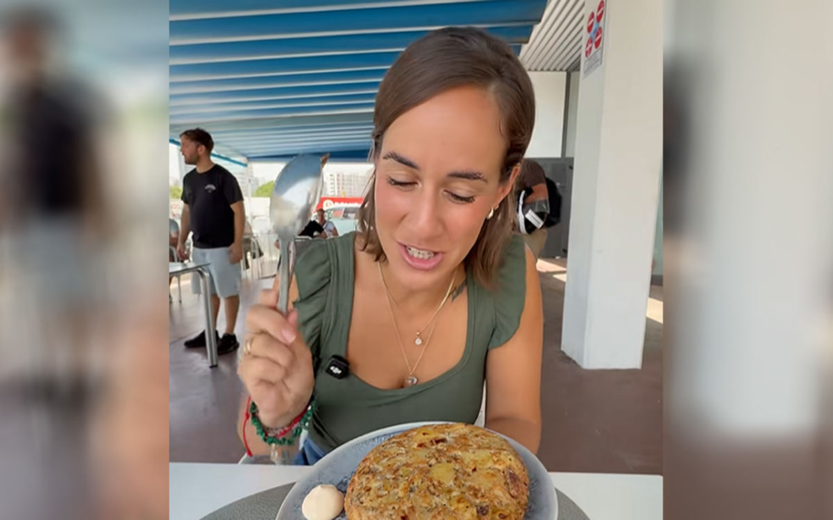 Joana prueba la tortilla del restaurante que ha decidido ayudar en la vuelta al cole en Tenerife. | TikTok
