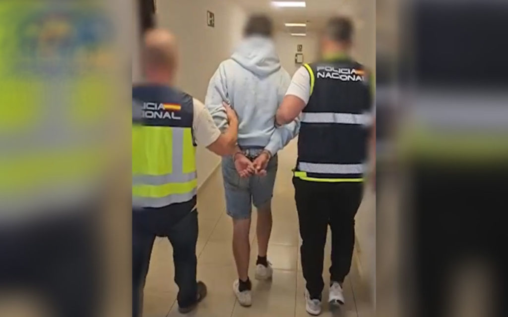 Agentes de la Policía Nacional trasladan al detenido como presunto autor del robo con violencia cometido en Los Realejos