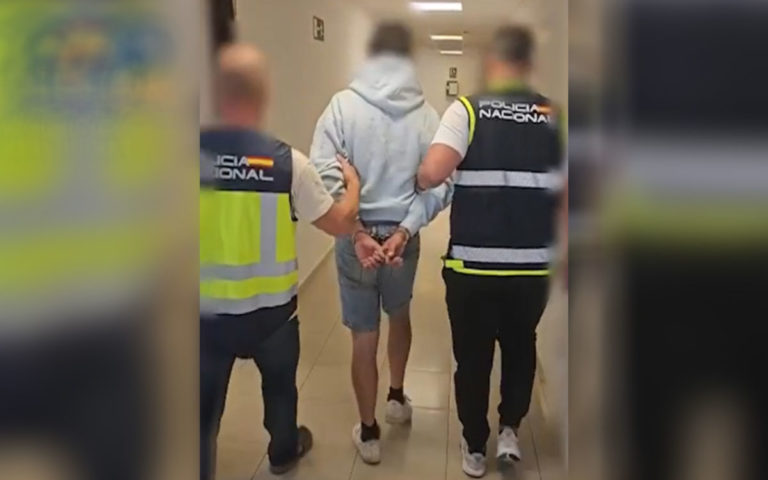 Agentes de la Policía Nacional trasladan al detenido como presunto autor del robo con violencia cometido en Los Realejos