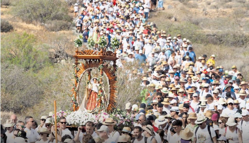 La Virgen del Socorro arrastra a una multitud en la romería más ancestral