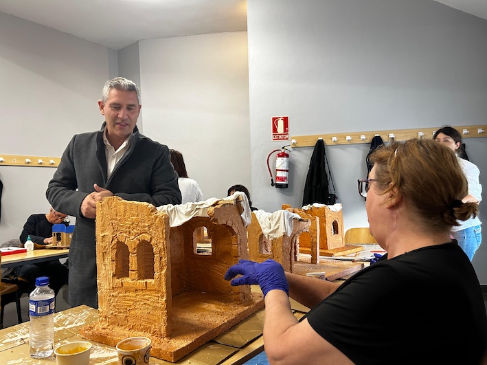 La Laguna organiza un taller de belenismo para fomentar la preservación de las artes tradicionales