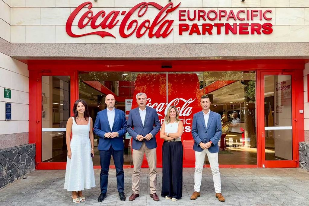 Coca-Cola celebra 70 años en Canarias con una visita institucional a su planta de Tacoronte