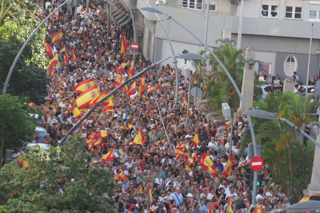 Miles de personas se concentran en Santa Cruz en apoyo a Ceuta ante la crisis migratoria