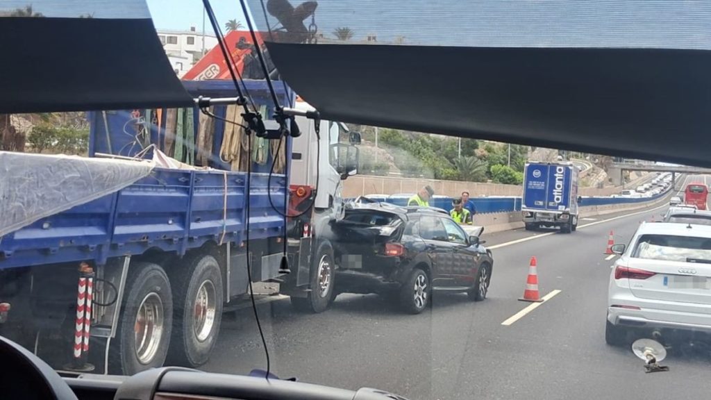 Accidente en la TF-1: "Para recorrer tres kilómetros, casi 40 minutos"