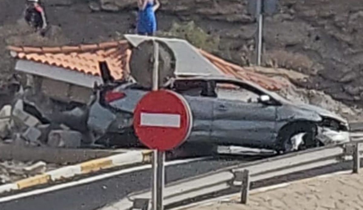 El vehículo, tras chocar contra una parada de guaguas en la TF-1, a la altura de El Río-Chimiche. | DA