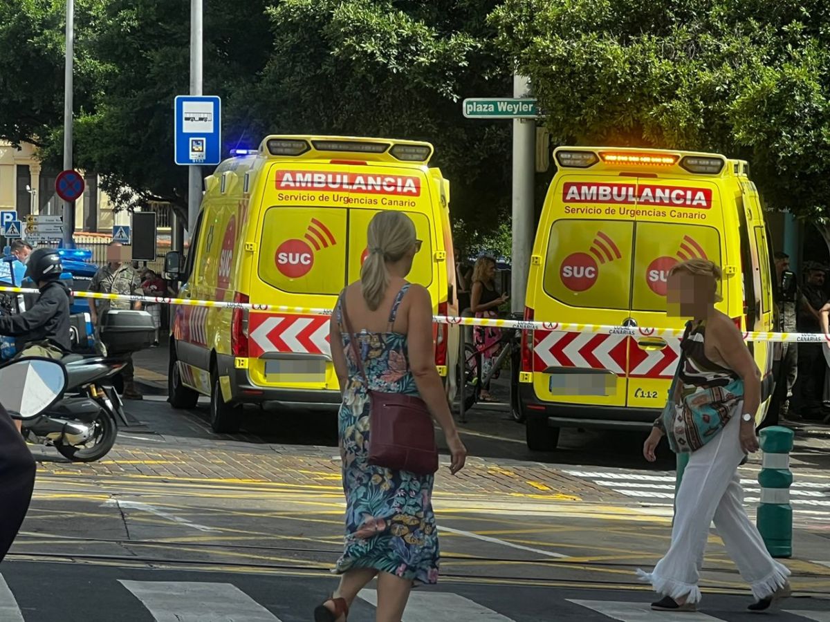 Los recursos de emergencia asisten a una persona en parada cardiorrespiratoria en la plaza Weyler, en Santa Cruz de Tenerife. | DA