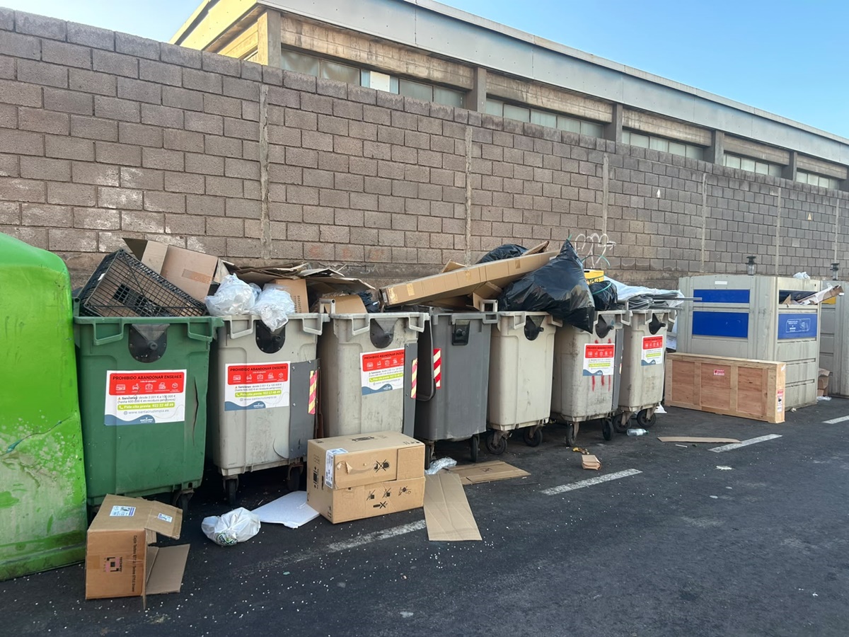"Tenemos los contenedores a rebosar": las quejas de unos vecinos de Santa Cruz de Tenerife