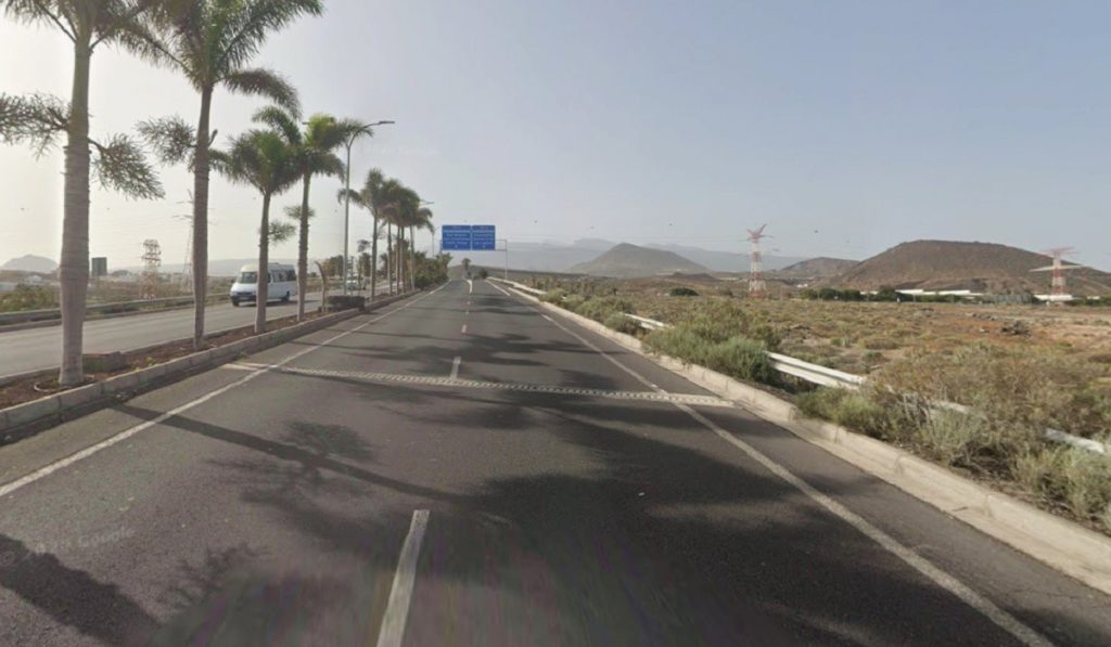Vuelca un todoterreno en el acceso al aeropuerto Tenerife Sur: los bomberos actúan de urgencia