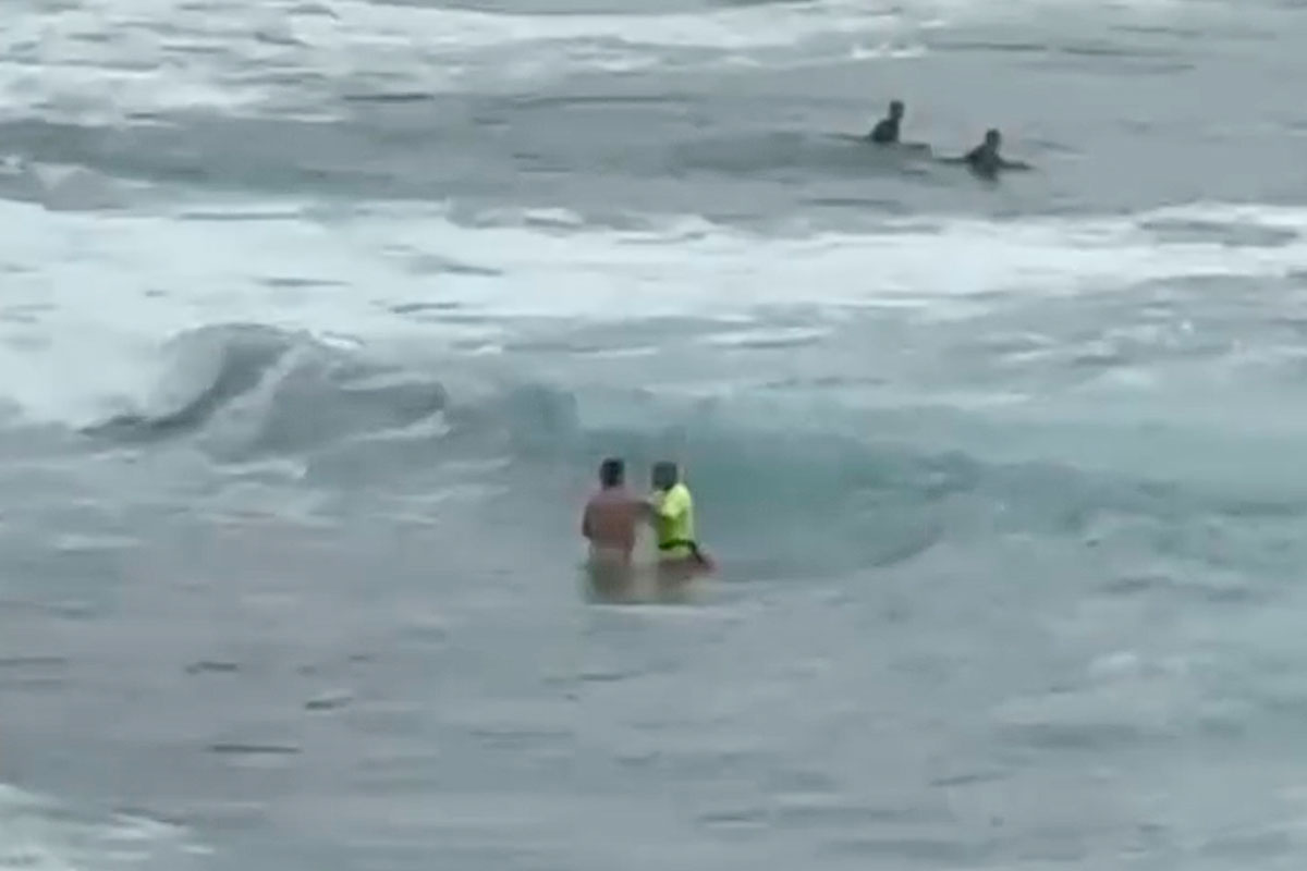 La peligrosa actitud de un bañista en El Socorro pese al aviso de un socorrista