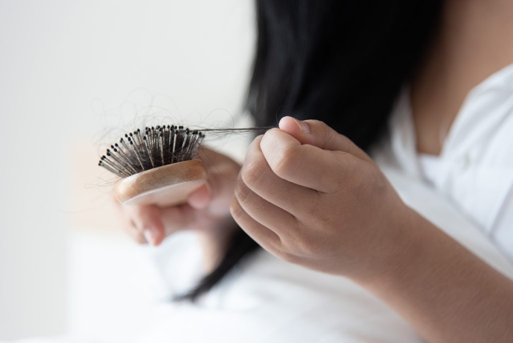 No solo te pasa a ti: la razón por la que se te cae más el pelo tras el verano