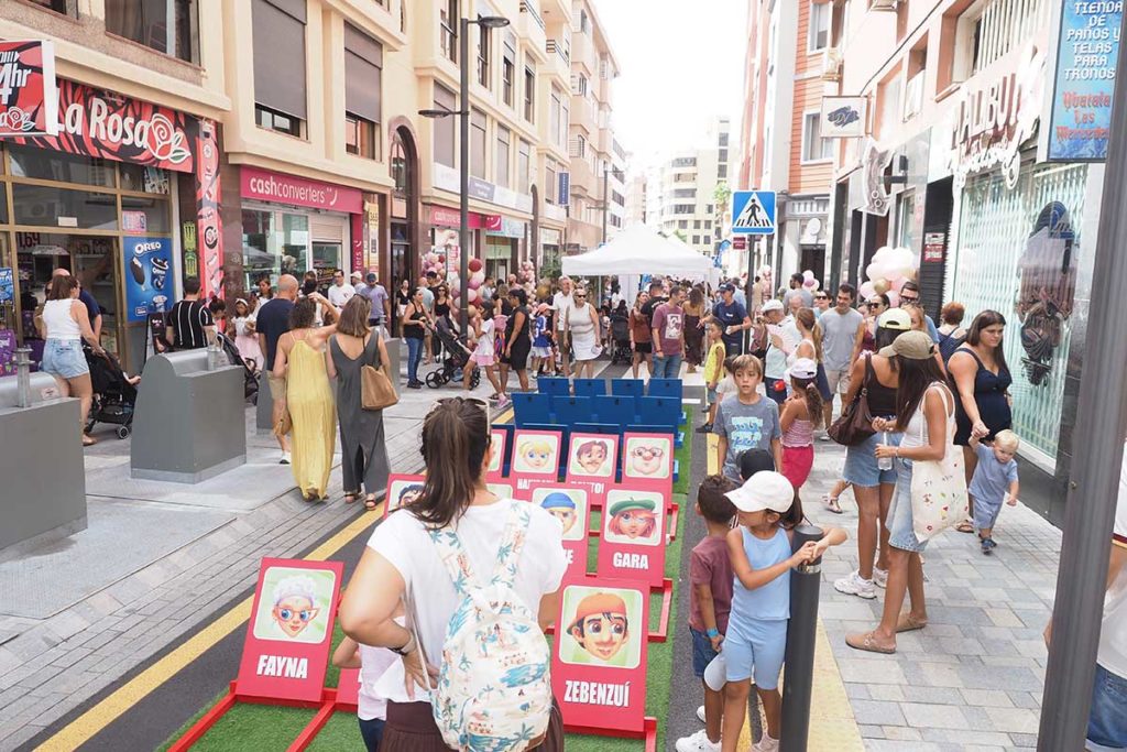 Santa Cruz estrena la renovada calle de La Rosa con actividades familiares y música en directo