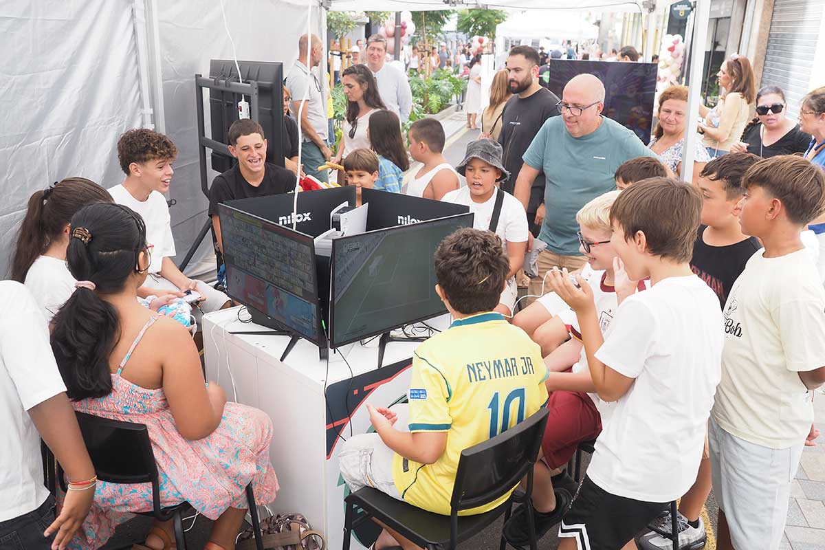 Santa Cruz estrena la renovada calle de La Rosa con actividades familiares y música en directo