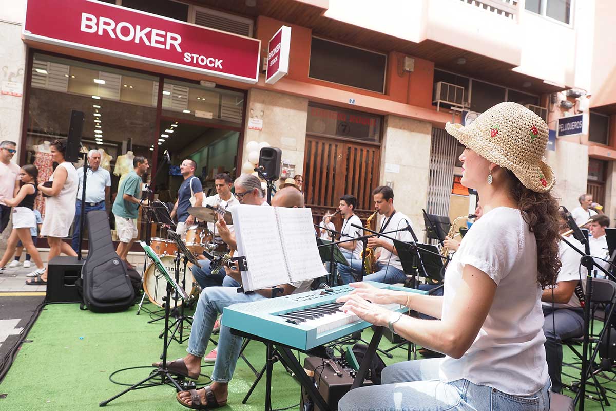 Santa Cruz estrena la renovada calle de La Rosa con actividades familiares y música en directo