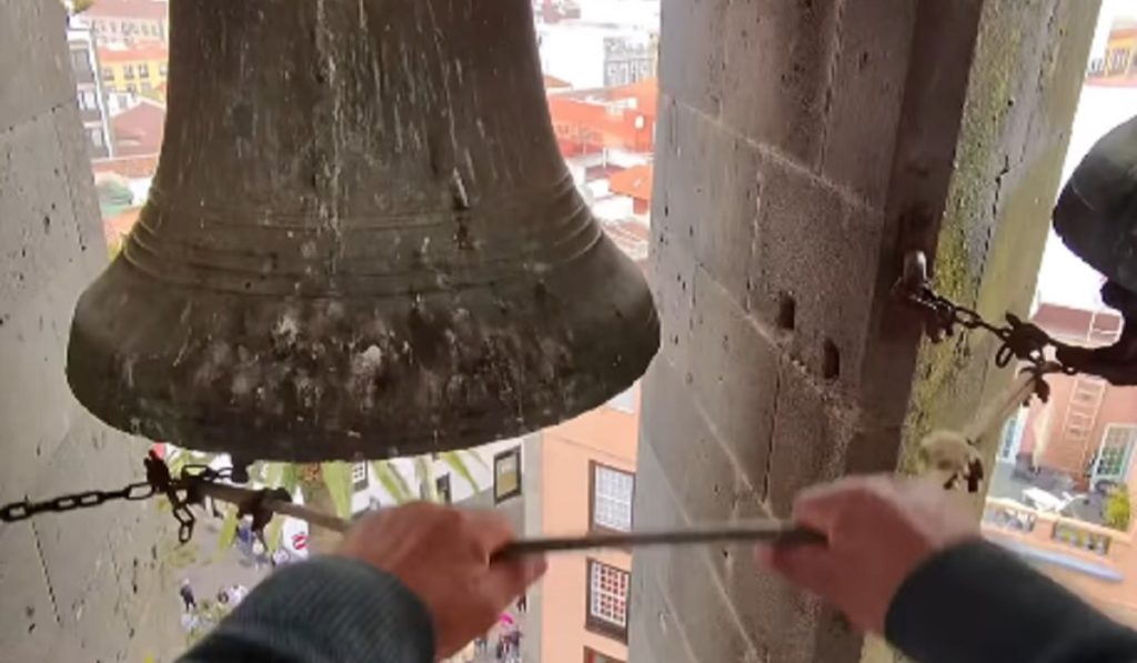 Así se ve el repique de las campanas de la Catedral de La Laguna desde dentro