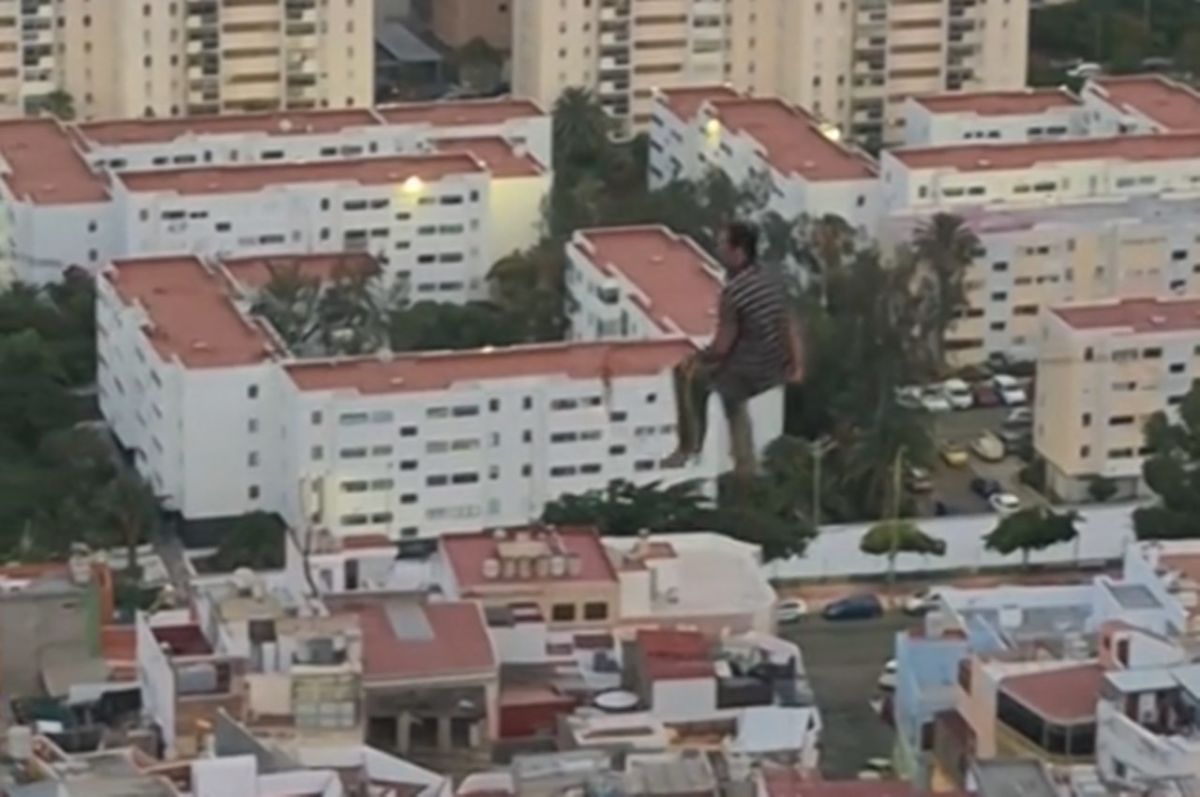 David Palomo realiza una maniobra de highline sobre Las Palmas de Gran Canaria en una captura del vídeo publicado por Bárbara Arminda. | TikTok