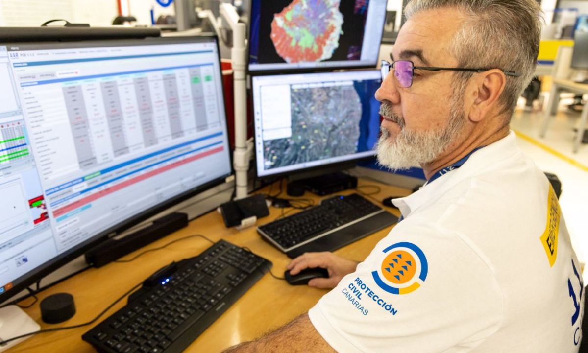 Un profesional del 112 Canarias durante su trabajo en la sala operativa del Centro Coordinador de Emergencias y Seguridad