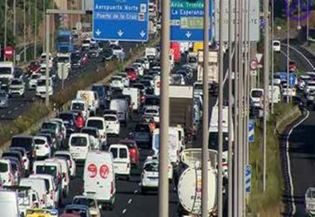 Importantes retenciones en la TF-5, a la altura de Guajara, por dos accidentes de tráfico este viernes. | DA