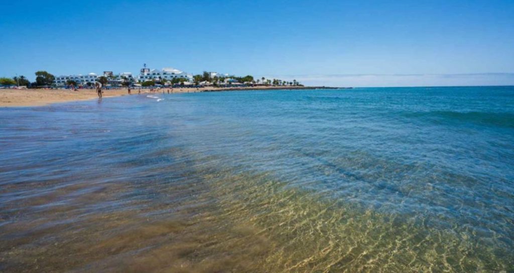 Playa de Los Pocillos, en Lanzarote, donde un bañista de 78 años ha perdido la vida este miércoles. | DA