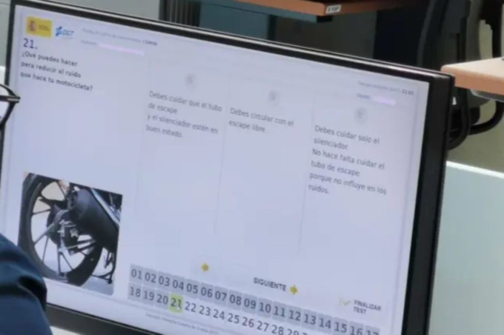 Una persona hace un test teórico en su preparación para el examen.