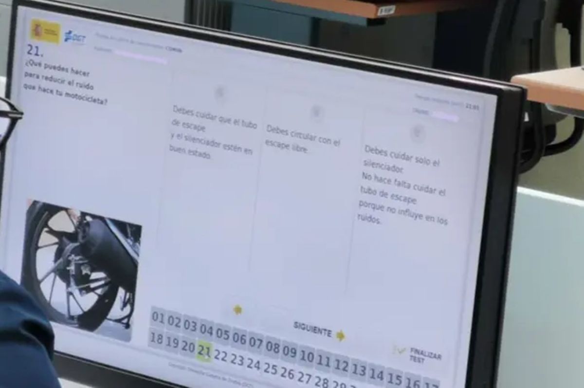 Una persona hace un test teórico en su preparación para el examen.