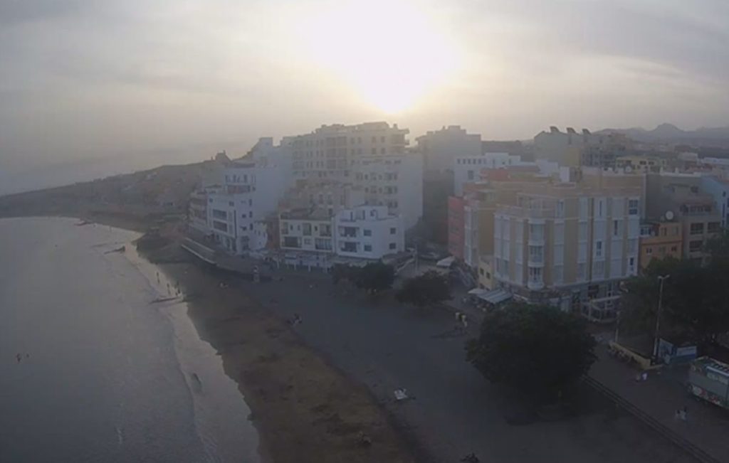 Playa de El Médano, en Tenerife, durante una jornada con calima, que según la Aemet, también tendrá presencia este martes