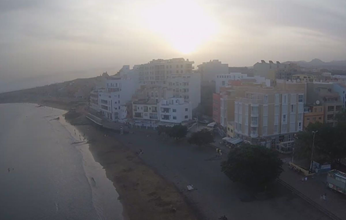 Playa de El Médano, en Tenerife, durante una jornada con calima, que según la Aemet, también tendrá presencia este martes