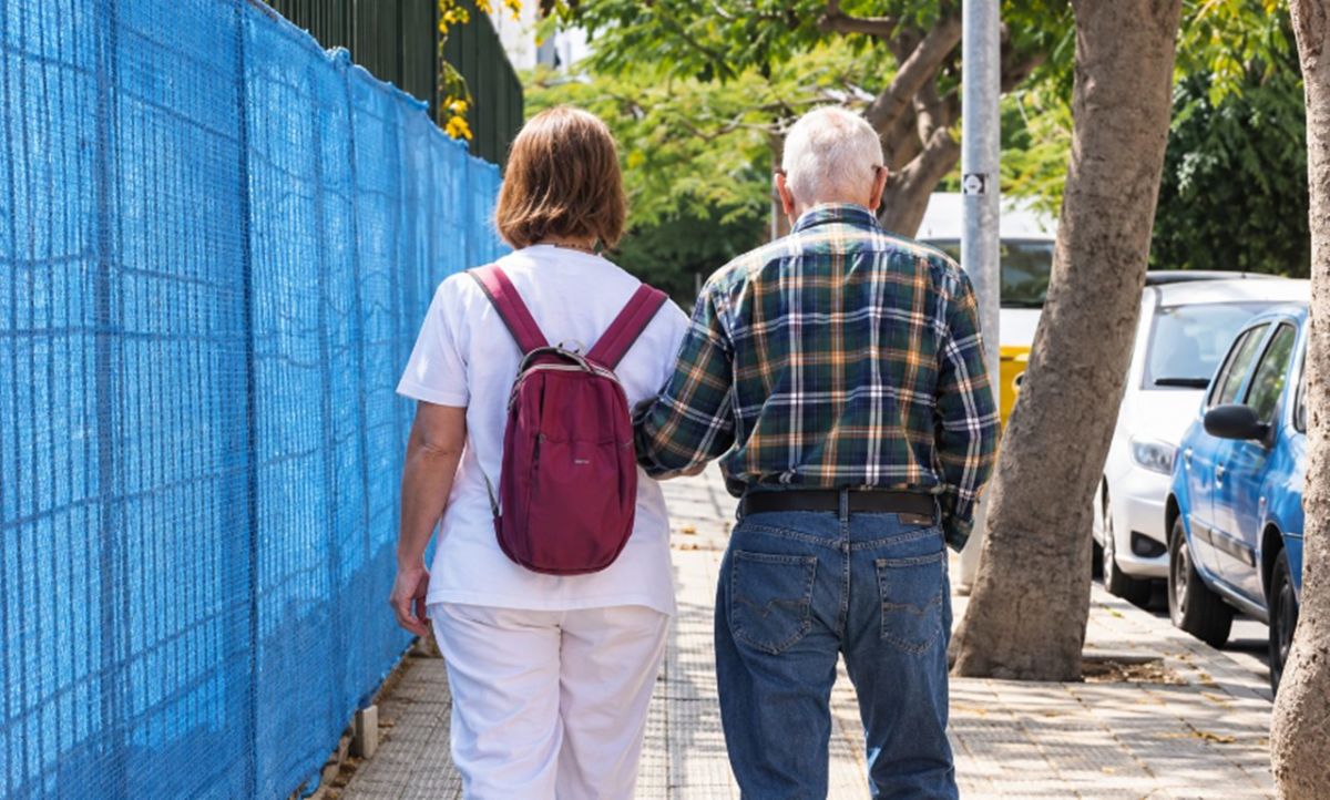 Personas mayores caminando por una acera en Canarias