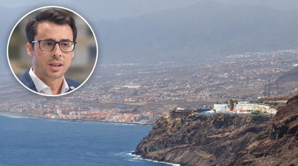 Montaje fotográfico con un retrato circular de David Suárez, delegado de la Aemet en Canarias, sobre una vista con calima en la costa de Tenerife