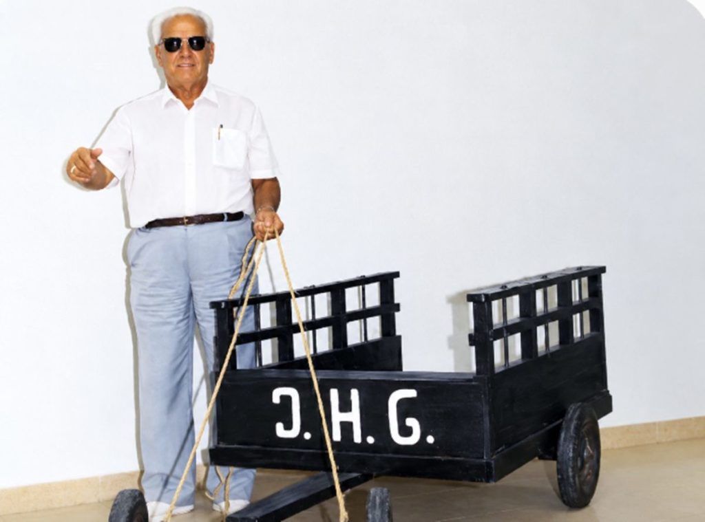Jesús Hernández Guzmán, con la réplica del carro con el que 
trabajaba originalmente.