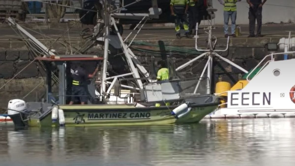 Se hunde un histórico atunero en el puerto de Arrecife