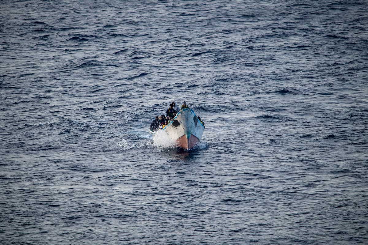 Cayuco próximo a la costa canaria, ruta canaria