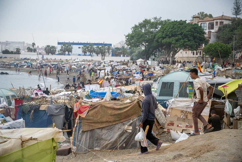Varios inmigrantes acampados en la playa, a 5 de septiembre de 2026, en Ceuta